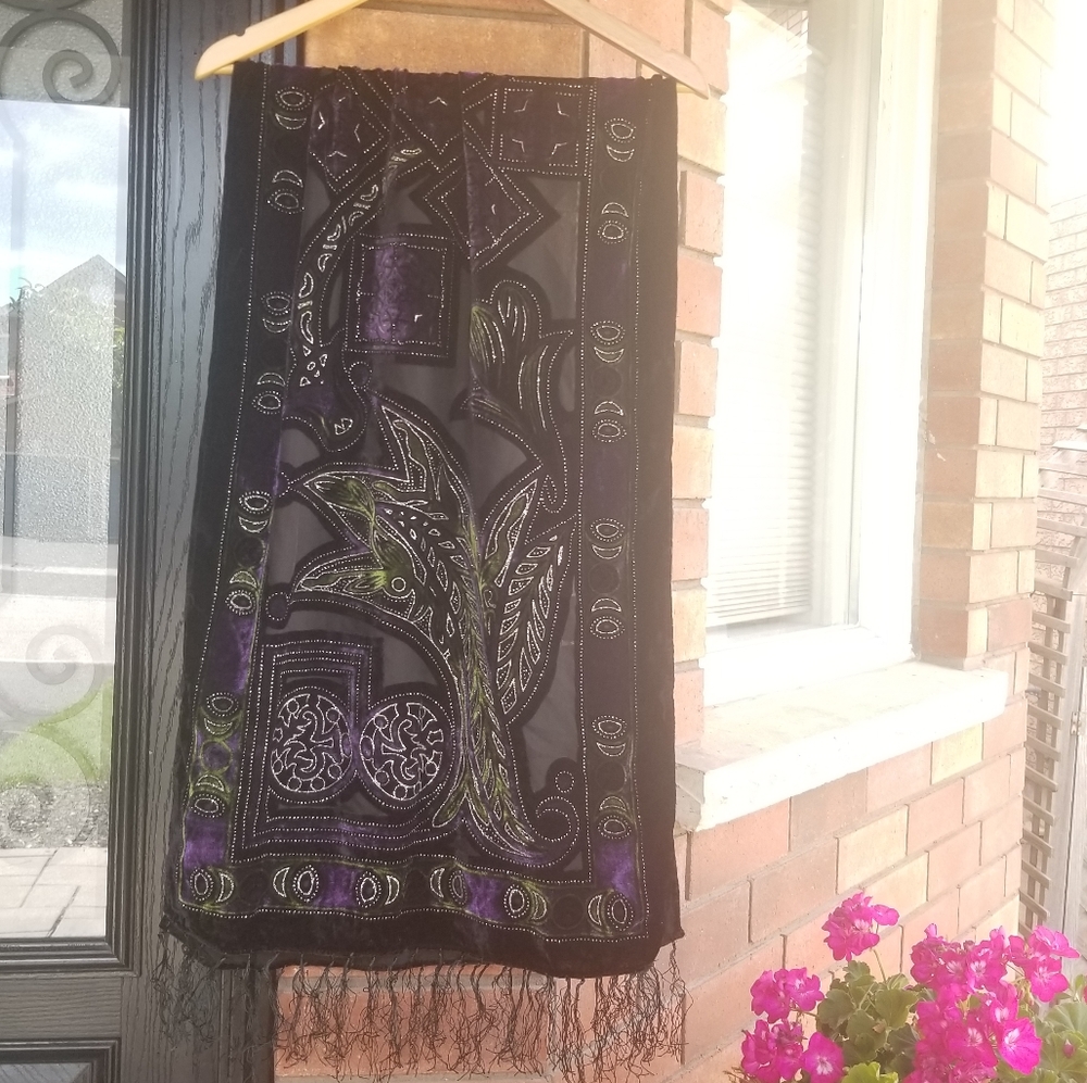 NWOT🌺Silk cut velvet scarf with fringe.